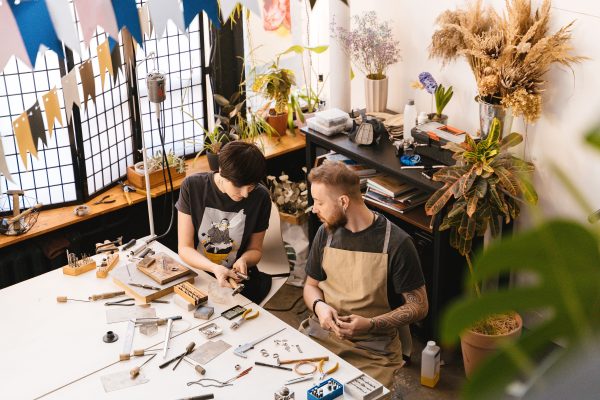Duo en plein travail créatif dans un atelier